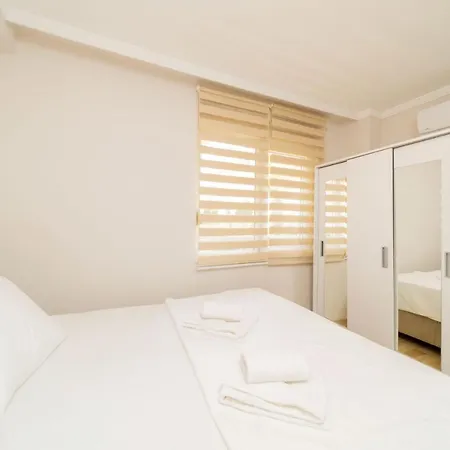 Charming Flat W Balcony Garden Pool In 아파트 *