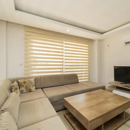 Charming Flat W Balcony Garden Pool In 아파트 *
