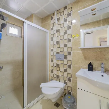 Charming Flat W Balcony Garden Pool In 아파트