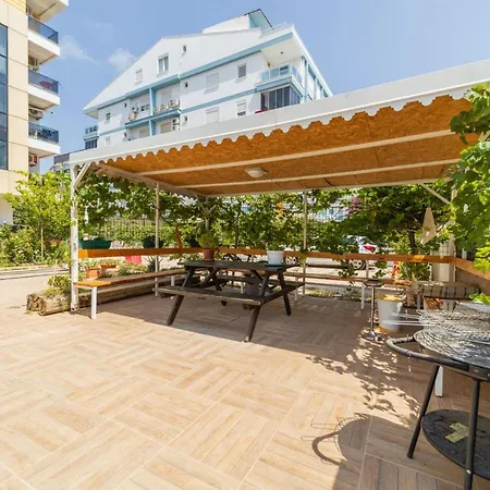 Charming Flat W Balcony Garden Pool In 아파트 *